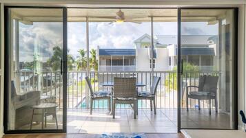 Kondominium, Beberapa Tempat Tidur, akses ke kolam renang, pemandangan kolam renang (CWD316-29) | Tempat makan outdoor