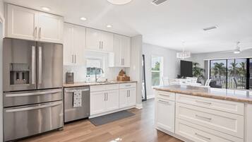 Kondominium, Beberapa Tempat Tidur, akses ke kolam renang, pemandangan kolam renang (CWD316-29) | Dapur pribadi | Mesin pembuat kopi/teh dan ketel listrik