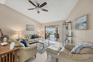 Nhà, nhiều giường, có thể sử dụng hồ bơi, quang cảnh hồ bơi (VIV2141) | Khu phòng khách | Lò sưởi 