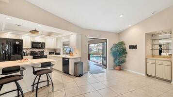 Rumah, Beberapa Tempat Tidur, akses ke kolam renang, pemandangan kolam renang (VIV2141) | Dapur pribadi | Mesin pembuat kopi/teh