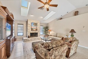 Nhà, nhiều giường, có thể sử dụng hồ bơi, quang cảnh hồ bơi (VIV2141) | Khu phòng khách | Lò sưởi 