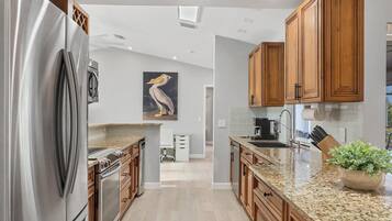 Rumah, Beberapa Tempat Tidur, akses ke kolam renang, pemandangan kolam renang (VIA561) | Dapur pribadi | Mesin pembuat kopi/teh