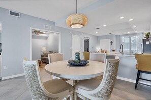 Huoneisto, useita sänkyjä, patio, näköala uima-altaalle (HLB14277-1315) | 2 makuuhuonetta, yksilöllisesti sisustettu, yksilöllisesti kalustettu