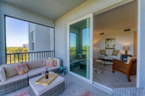 Condo, Plusieurs lits, balcon, vue sur la piscine (HLB14191-1236) | Aire de séjour