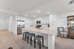 Condo, Plusieurs lits, balcon, vue sur la piscine (HLB14191-1236) | Cuisine privée | Cafetière-théière