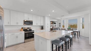 Kondominium, Beberapa Tempat Tidur, balkon, pemandangan kolam renang (HLB14191-1236) | Dapur pribadi | Mesin pembuat kopi/teh