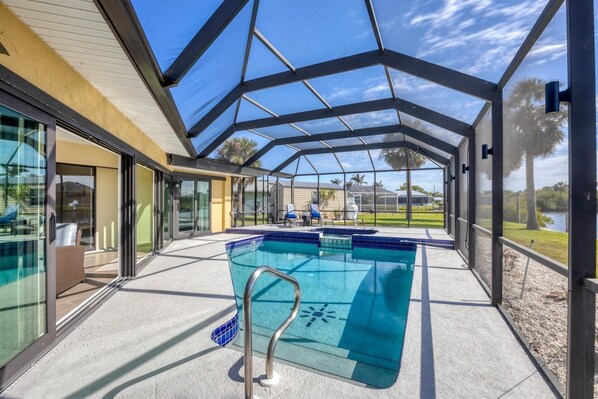 Una piscina al aire libre
