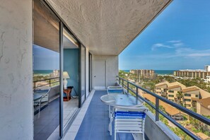 Appart'hôtel, plusieurs lits, accès piscine, vue partielle sur l'océan (ANC801) | Terrasse/Patio