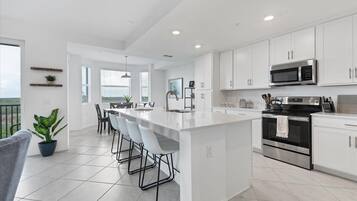 Kondominium, Beberapa Tempat Tidur, balkon, pemandangan kolam renang (HLB14131-833) | Dapur pribadi | Mesin pembuat kopi/teh