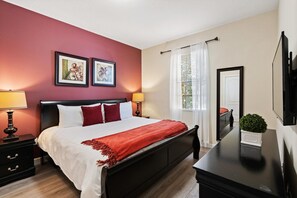 8 bedrooms, individually decorated, individually furnished, bed sheets - 1437 Moon Valley Dr (Davenport)