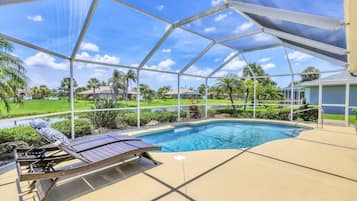 Hồ bơi ngoài trời