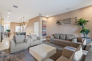 タウンホーム ベッド (複数台) プールアクセス (BRA3203) | リビング エリア