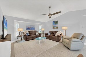 House, Multiple Beds, Pool Access, Pool View (ELD537) | Living area