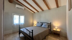 3 bedrooms, desk, iron/ironing board, internet