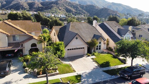 Stunning Mountain Views
4 Bedroom Mediterranean upscale home