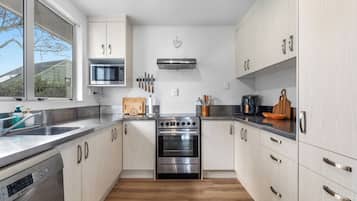 Fridge, microwave, dishwasher, coffee/tea maker