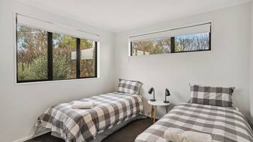 3 habitaciones, tabla de planchar con plancha, wifi y ropa de cama