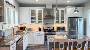 Réfrigérateur, micro-ondes, plaque de cuisson, lave-vaisselle