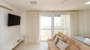 Apartamento básico | Zona de estar | Una televisión