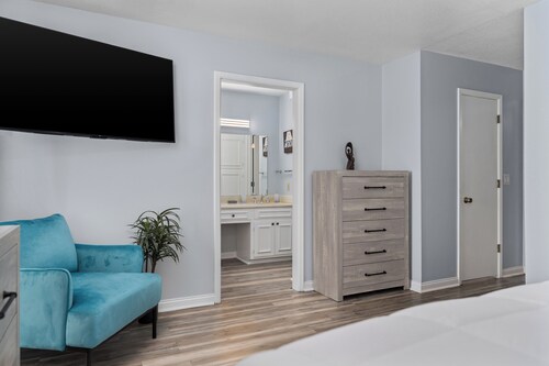 2-bd, 2-ba apartment in a prime location of Fort Smith. WiFi, AC, TV, and more.