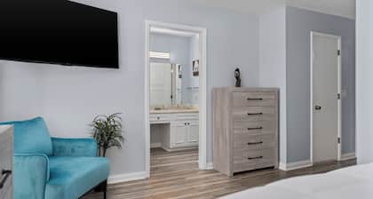 2-bd, 2-ba apartment in a prime location of Fort Smith. WiFi, AC, TV, and more.