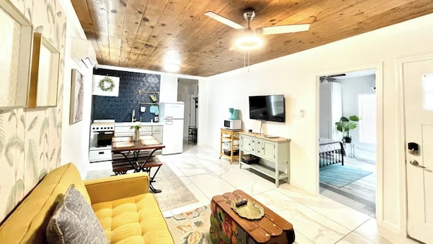 Living area - Casa Blanca near Downtown (San Antonio)