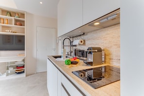 Kühlschrank, Mikrowelle, Ofen, Herdplatte