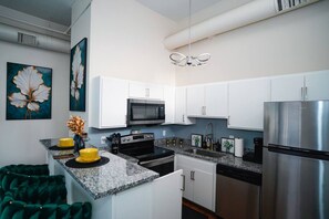 Fridge, microwave, oven, stovetop - The Grandleaf Suite at Monument Circle (Indianapolis)