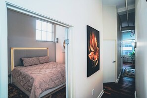 1 bedroom, desk, WiFi, bed sheets - The Grandleaf Suite at Monument Circle (Indianapolis)