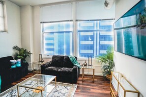 TV - The Grandleaf Suite at Monument Circle (Indianapolis)