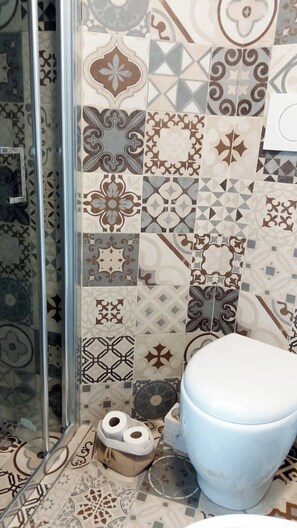 Een douche, een haardroger, een bidet