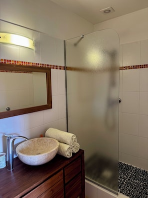 Douche, serviettes fournies, papier de toilette
