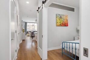 2 bedrooms, iron/ironing board, free WiFi, bed sheets - Upscale Condo in Annapolis w/Private Parking (Annapolis)