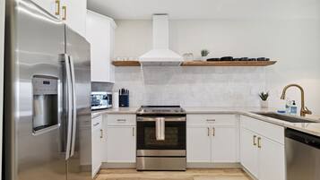 Frigorífico, microondas, horno y placa de cocina