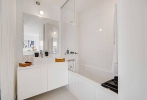 Dusche, Haartrockner, Handtücher, Seife