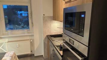 Kühlschrank, Herdplatte, Wasserkocher mit Kaffee-/Teezubehör