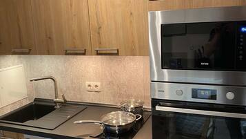 Kühlschrank, Herdplatte, Wasserkocher mit Kaffee-/Teezubehör