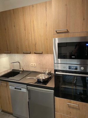 Kühlschrank, Herdplatte, Wasserkocher mit Kaffee-/Teezubehör