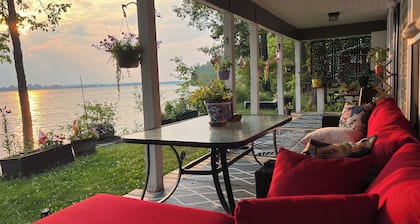 Work from the lake or unplug. Just over an hour from Ottawa, serenity now