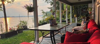 Work from the lake or unplug. Just over an hour from Ottawa, serenity now.