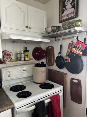 Een microgolfoven, een oven, een kookplaat