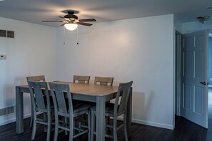 Dining - Peaceful Escape Ben Franklin Range  4-bedroom lodge in Kittanning, PA. Book now (Templeton)