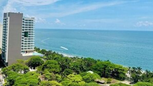 A high-rise hotel with a pool and ocean view. - Luxury Loft Porto Horizonte Beach meters away (Magdalena)