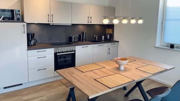 Frigorífico, microondas, horno y placa de cocina