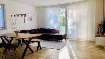 Una televisión, una oficina