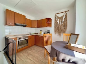 Refrigerador, horno, parrilla de estufa y cafetera y tetera 
