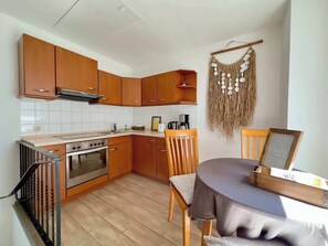 Fridge, oven, stovetop, coffee/tea maker