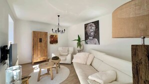 Unclassified image, 3 of 14, button - Bernstein (Rostock)
