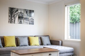 Interior - StayAU Newly 8 Beds Spacious Home in Derrimut (Derrimut)