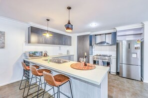 Réfrigérateur, four à micro-ondes, un four, surface de cuisson